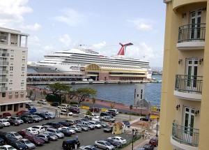 EL CARNIVAL DESTINY ANCLADO EN UN MUELLE DE SAN JUAN.
