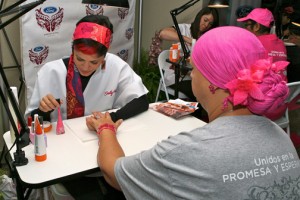 Ford regaló manicuras a la sobrevivientes que asistieron a Race for the Cure