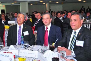 AGC President Santiago Domenech, Gov. García-Padilla and former AGC President Manuel Suárez. (Credit: La Fortaleza)