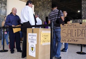 Puerto Rico taxpayers can drop off their tax returns at several places today and tomorrow.  (Credit: © Mauricio Pascual)