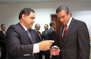 Francisco Torres, general sales manager for St. Jude Medical shows Gov. García-Padilla a sample of the EON Mini medical device to be produced in Arecibo starting in January 2014.