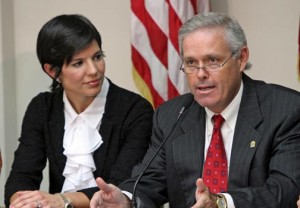 From left: La Fortaleza Chief of Staff Ingrid Vila looks on as GDB President Javier Ferrer meet with reporters to disclose remedies for the Highway Authority's fiscal woes.(Credit: La Fortaleza /Alex Rafael Román)