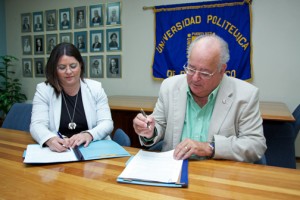 María del Mar López, president at Huertas Junior College and Ernesto Vázquez-Barquet, president of the Polytechnic University in Hato Rey ink the agreement.