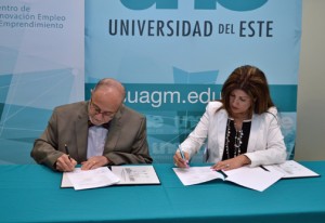 Alberto Maldonado-Ruiz, UNE rector and Yvette Collazo, SBA district director, sign off on the collaborative agreement.