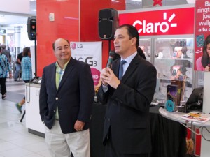 From left: Miguel González, vice president of operations of Plaza Caparra and Claro President Enrique Ortiz de Montellano.