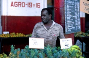  Man sells pineapples at a produce market in Havana's Vedado neighborhood. (Credit: Larry Luxner)