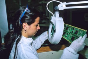 Intel employee Giselle Vargas inspects microchips for flaws at Intel's San José factory. (Credit: Larry Luxner)