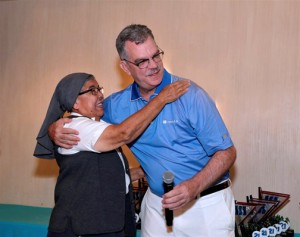 Sister Ismaela Castro of the Instituto Santa Ana gives a thank-you hug to Ramón M. Ruiz-Comas, president of Grupo Triple-S.