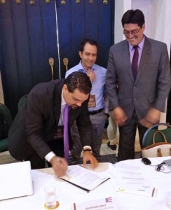 From left: TRB President Javier Rúa-Jovet, Colombia's telecom regulator Juan Manuel Wilches and REGULATEL's president-elect for 2017, Pedro Huichalaf sign the agreements.