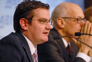 Daniel Hanson of Height Securities LLC speaks Feb. 11 at an AEI seminar in Washington DC on Puerto Rico’s debt crisis. Next to him is attorney Thomas Moers Mayer of Kramer Levin. (Credit: Larry Luxner)