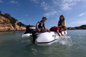 The new lightweight DF6A motor has been redesigned with a larger and more ergonomic integrated carrying handle, making it easy to mount on the transom of a dingy, small, or inflatable boat.