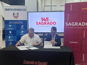 From left: Ramón C. Barquín, president of the United Retailers Association, and Gilberto J. Marxuach-Torrós, president of Sacred Heart University, sign the agreement.