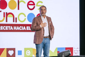 Jorge Colón-Gerena, president of GCG, addresses more than 200 managers at the Unique Flavors convention.