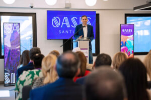 Abarca Health CEO Jason Borschow addresses attendees at the Oasis Santurce inauguration.