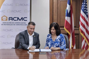 From left: Fabio Quevedo, president of the Construction Materials Retailers Association, and Carmen Vega Fournier, president of the Puerto Rico Economic Development Bank, during the signing of the agreement.
