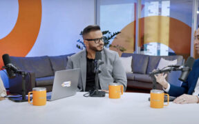 From left: Journalist Valeria Collazo-Cañizares, political analyst Jay Fonseca and Oriental President José Rafael Fernández during the first episode of the bank’s new podcast, “La Fórmula.”