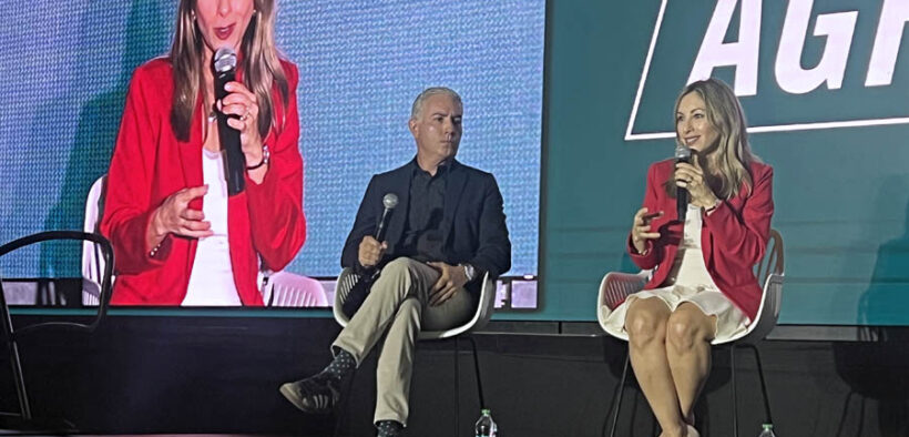 From left: Jorge Ramírez, founder of Agroempresarios, and Isamarie Sandoval, COO of Supermercados Econo, speak during the Agrohack summit in San Juan. (Credit: Dennis Costa)