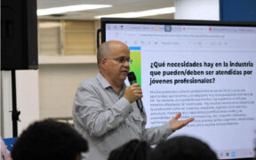 Antonio Gárate, president of Álvarez‐Díaz & Villalón and board member of the Puerto Rico Builders Association, speaks during the event.