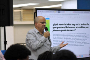 Antonio Gárate, president of Álvarez‐Díaz & Villalón and board member of the Puerto Rico Builders Association, speaks during the event.