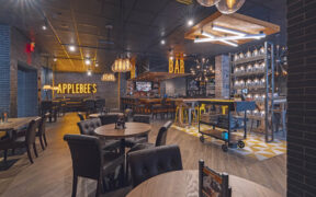 Located on the first level of Plaza Las Américas below the cinemas, the redesigned 5,835-square-foot Applebee’s can now accommodate 252 guests.