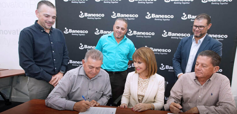 From left, standing: Juan Carlos Agosto, CEO of Store Management System LLC; Javier Agosto, owner of Oiremoc LLC; and Leonardo Maldonado, relationship manager at Banesco USA. Seated: Juan Agosto and Efigenio Rivera, co-owners of Store Management System; and Maritza Abadía, president of Banesco USA in Puerto Rico, during the closing of the $9 million loan for the Sierra Bayamón Econo supermarket renovation.