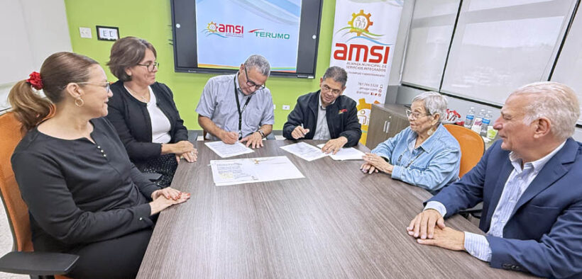 Alianza Municipal de Servicios Integrados and Puerto Rico government officials sign the partnership agreement to fund workforce training in Caguas.
