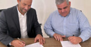 From left, Dominican Franchise Association President Oscar Luis Monzón and Puerto Rico Franchise Association President Ricardo L. Rivera sign a collaboration agreement in Santo Domingo to promote investment and franchise sector growth in the Caribbean.