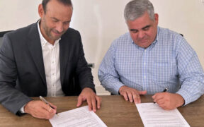 From left, Dominican Franchise Association President Oscar Luis Monzón and Puerto Rico Franchise Association President Ricardo L. Rivera sign a collaboration agreement in Santo Domingo to promote investment and franchise sector growth in the Caribbean.