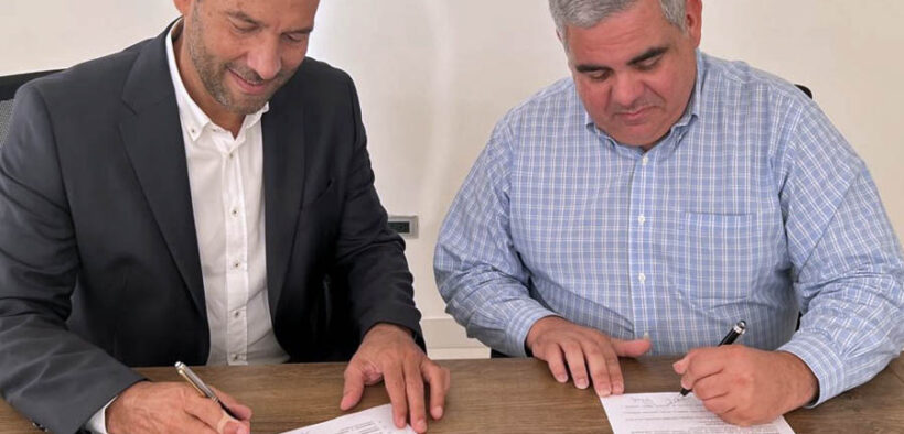 From left, Dominican Franchise Association President Oscar Luis Monzón and Puerto Rico Franchise Association President Ricardo L. Rivera sign a collaboration agreement in Santo Domingo to promote investment and franchise sector growth in the Caribbean.