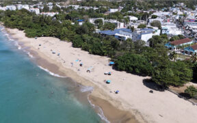 Contamination at Playa Lala in Rincón dropped by nearly 50% in 2024, due to community efforts and sewage system upgrades, according to Surfrider Foundation.