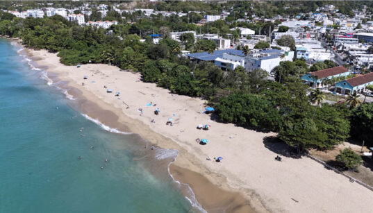 Contamination at Playa Lala in Rincón dropped by nearly 50% in 2024, due to community efforts and sewage system upgrades, according to Surfrider Foundation.