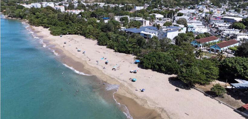 Contamination at Playa Lala in Rincón dropped by nearly 50% in 2024, due to community efforts and sewage system upgrades, according to Surfrider Foundation.