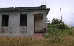 Sen. Ada Álvarez-Conde introduced Senate Bill 483 to convert vacant public schools into affordable housing in Puerto Rico, noting that while many focus on abandoned houses, her bill targets unused government buildings.