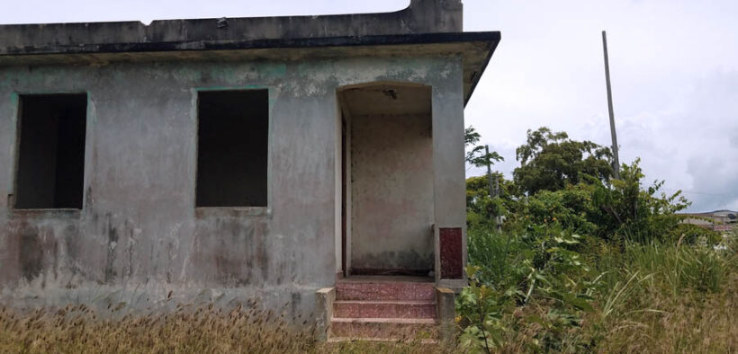 Sen. Ada Álvarez-Conde introduced Senate Bill 483 to convert vacant public schools into affordable housing in Puerto Rico, noting that while many focus on abandoned houses, her bill targets unused government buildings.