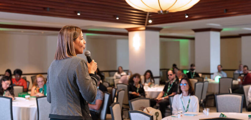 Brenda Irizarry of FirstBank leads a coaching habits training during a recent 1Éxito for Business event.
