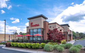 To mark its opening in Caguas, Chick-fil-A Plaza Centro is honoring 100 local heroes from Hogar Cuna San Cristóbal and the Caguas municipal government with free entrées for a year.
