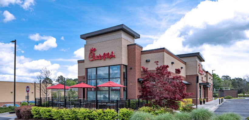 To mark its opening in Caguas, Chick-fil-A Plaza Centro is honoring 100 local heroes from Hogar Cuna San Cristóbal and the Caguas municipal government with free entrées for a year.