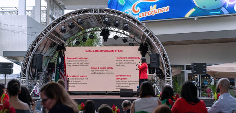 Roxana Trabanco, director of Ipsos, presents the study’s findings.