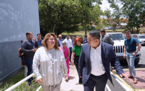 Gov. Jenniffer González and Agriculture Secretary Josué E. Rivera tour the Dr. Gabriel González Calderín Veterinary Diagnostic Laboratory in Dorado.