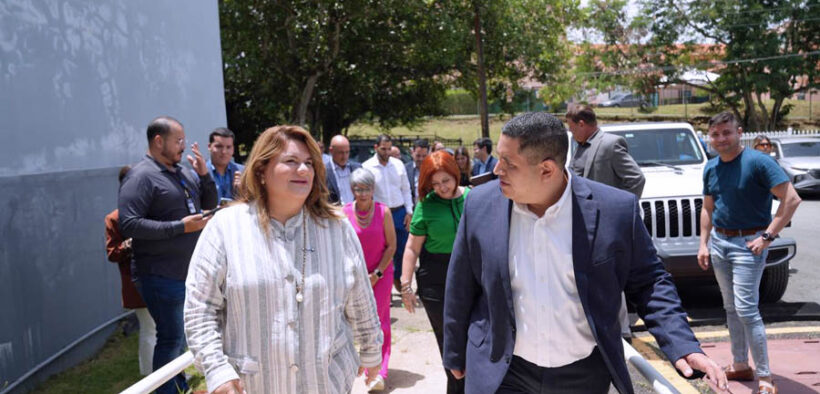Gov. Jenniffer González and Agriculture Secretary Josué E. Rivera tour the Dr. Gabriel González Calderín Veterinary Diagnostic Laboratory in Dorado.
