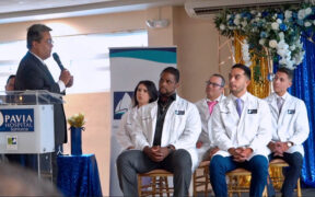 Humberto Pérez-Pola, executive director of Hospital Pavia Santurce addresses the group of graduating interns.