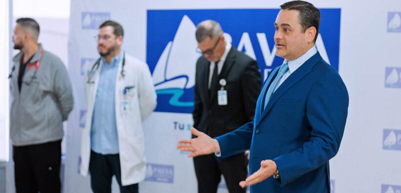 Alberto Torres-Hernández, program director at Hospital Pavia Arecibo, speaks during the presentation of the hospital’s inaugural class of internal medicine residents.
