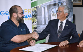Genera PR Community Relations Manager Jorge Bracero and UPR-Mayagüez Chancellor Agustín Rullán-Toro during the signing ceremony of the academic collaboration agreement.