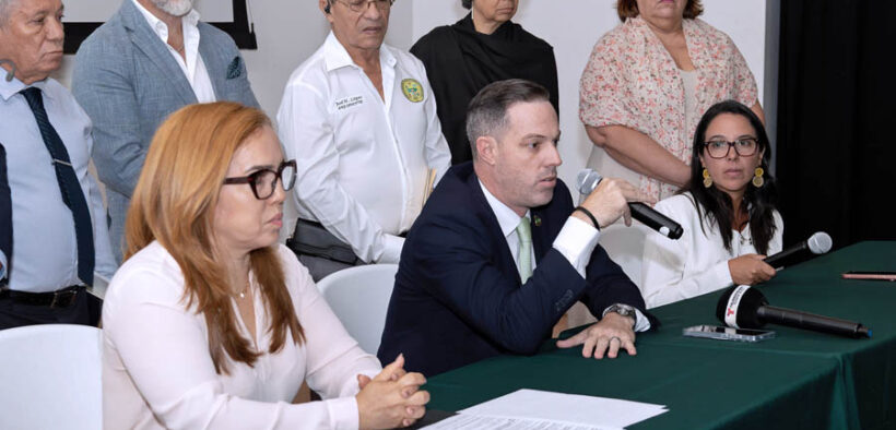 From left (seated): Irma Colón, president of the Puerto Rico Realtors Association; Carlos Fournier, president of the Association of Engineers and Surveyors of Puerto Rico; and Olga E. Angueira, president of the Association of Architects and Landscape Architects of Puerto Rico.