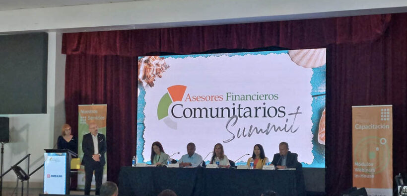 The Asesores Financieros Universitarios program pairs university students and volunteer mentors with nonprofit organizations that need accounting and operational support.