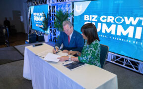 United Retailers Association President Ramón C. Barquín III and Puerto Rico Economic Development Bank President Carmen A. Vega-Fournier sign a memorandum of understanding during the association’s annual convention in Ponce.