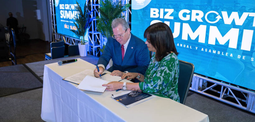 United Retailers Association President Ramón C. Barquín III and Puerto Rico Economic Development Bank President Carmen A. Vega-Fournier sign a memorandum of understanding during the association’s annual convention in Ponce.