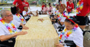 Residents take part in a community event organized by Fundación Pisadas de Amor as part of the “Hazte Presente” campaign to support the well-being of older adults.