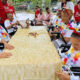 Residents take part in a community event organized by Fundación Pisadas de Amor as part of the “Hazte Presente” campaign to support the well-being of older adults.