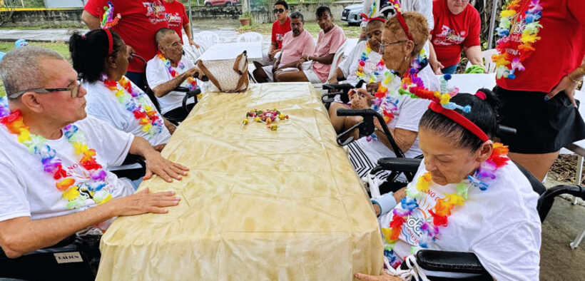 Residents take part in a community event organized by Fundación Pisadas de Amor as part of the “Hazte Presente” campaign to support the well-being of older adults.